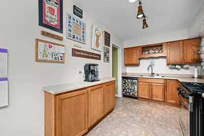 2347 Hawthorne Court, Bettendorf, IA 52722 - Photo 7