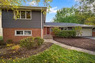 105 E Elaine Cir, Prospect Heights, IL 60070 - Photo 3