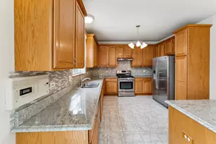 7 Crescent Ct, Streamwood, IL 60107 - Photo 9