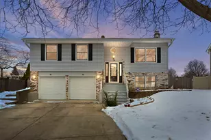 933 Columbia Ct, Carol Stream, IL 60188 - Photo 1
