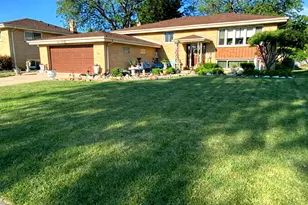 551 N Plamondon Dr, Addison, IL 60101 - Photo 1