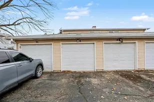 8 Wildwood Ln, Bolingbrook, IL 60440 - Photo 15