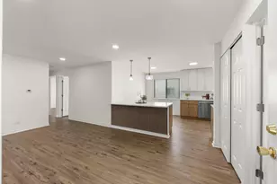 988 Chelsea Ln, Schaumburg, IL 60193 - Photo 5