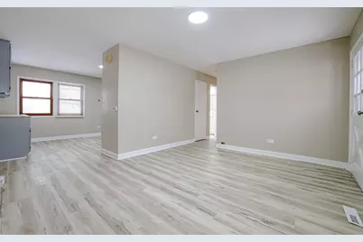 311 W Kennedy Drive, Streamwood, IL 60107 - Photo 3