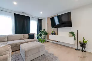 4990 Rochester Dr, Hoffman Estates, IL 60010 - Photo 3