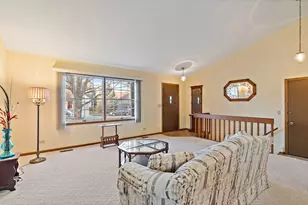 682 Alice Pl, Elgin, IL 60123 - Photo 3