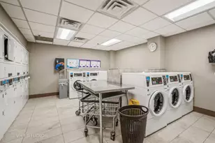 525 W Hawthorne Pl, Chicago, IL 60657 - Photo 21