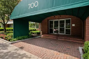 700 W Bittersweet Pl, Chicago, IL 60613 - Photo 1