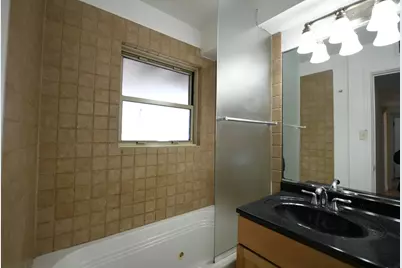 7515 N Damen Avenue #E2, Chicago, IL 60645 - Photo 9