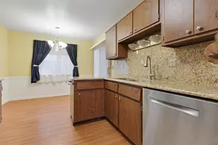 375 Pinetree Ln, Schaumburg, IL 60193 - Photo 9