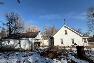 205 N Hunt St, Melvin, IL 60952 - Photo 9