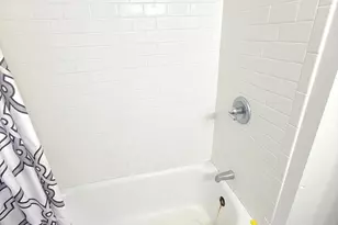 8352 S Phillips Ave, Chicago, IL 60617 - Photo 17