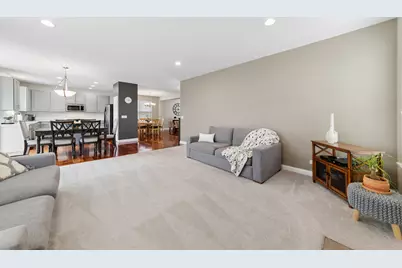 1709 Belcourt, Elgin, IL 60120 - Photo 5