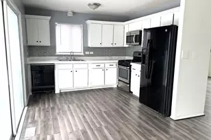 335 Shiloh Ln, Elgin, IL 60120 - Photo 5