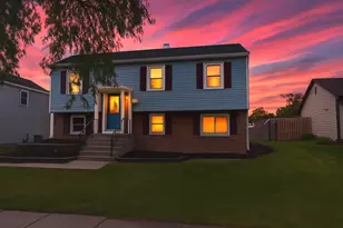 304 Jackson St, Bartlett, IL 60103 - Photo 3