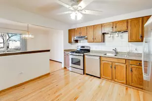 647 Cumberland Trail, Roselle, IL 60172 - Photo 9