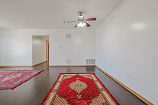 881 N Swift Rd, Addison, IL 60101 - Photo 9