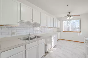 881 N Swift Rd, Addison, IL 60101 - Photo 11