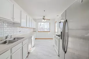 881 N Swift Rd, Addison, IL 60101 - Photo 11