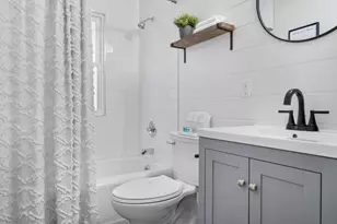 1223 E Oakland Ave, Bloomington, IL 61701 - Photo 9