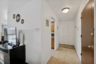 2013 Country Club Dr, Woodridge, IL 60517 - Photo 9