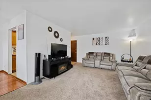 2013 Country Club Dr, Woodridge, IL 60517 - Photo 3