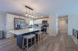 818 Brentwood Ct, Schaumburg, IL 60193 - Photo 3