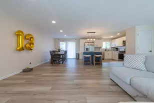 818 Brentwood Ct, Schaumburg, IL 60193 - Photo 5