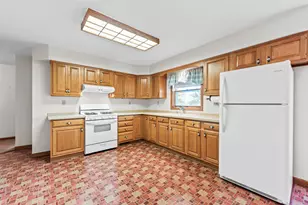 844 S 7th St, Dekalb, IL 60115 - Photo 5