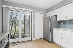 927 Hidden Lake Dr, Buffalo Grove, IL 60089 - Photo 7