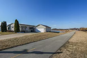 698 Prince Wood, Manteno, IL 60950 - Photo 5