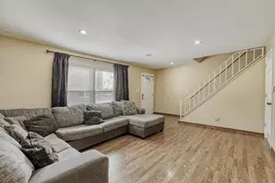 822 Colonial Dr, Wheeling, IL 60090 - Photo 3