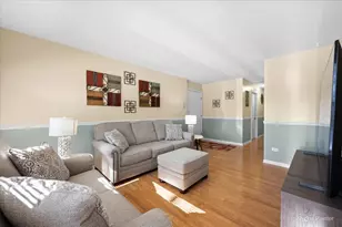 385 Woodview Cir, Elgin, IL 60120 - Photo 3