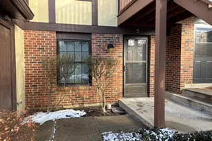 367 Sandhurst Cir, Glen Ellyn, IL 60137 - Photo 3