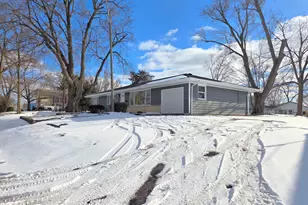 29 E Lake Shore Dr, Round Lake Park, IL 60073 - Photo 1