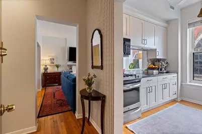 1051 W Barry Avenue #2W, Chicago, IL 60657 - Photo 3