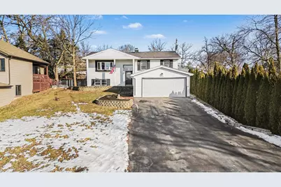 521 Pawnee Drive, Lake in the Hills, IL 60156 - Photo 3