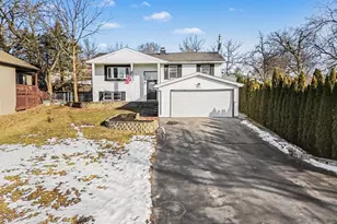 521 Pawnee Dr, Lake in the Hills, IL 60156 - Photo 3