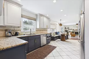 923 Mayfair Dr, Libertyville, IL 60048 - Photo 7