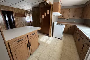 618 10th St, Peru, IL 61354 - Photo 5