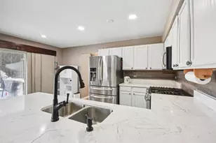 521 Ivory Ln, Bartlett, IL 60103 - Photo 5