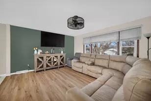 24333 S Valley Dr, Channahon, IL 60410 - Photo 3