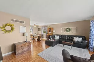 913 E 1st St, Gibson City, IL 60936 - Photo 7