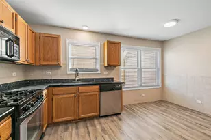 4025 Peartree Dr, Lake in the Hills, IL 60156 - Photo 9