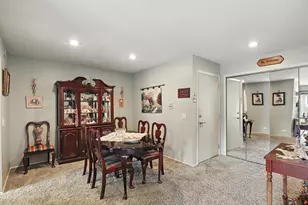 550 Greystone Ln, Wheeling, IL 60090 - Photo 7