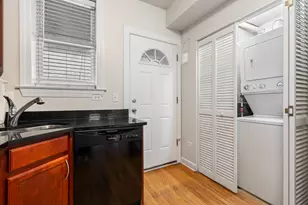 3335 W Byron St, Chicago, IL 60618 - Photo 9