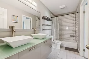 1063 Stonehedge Dr, Schaumburg, IL 60194 - Photo 5