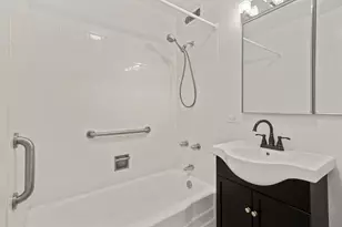 1360 N Sandburg Terrace, Chicago, IL 60610 - Photo 7