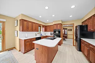 18 Newgate Ave, Naperville, IL 60565 - Photo 3