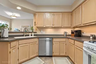 121 Pembroke Cir, Lake Bluff, IL 60044 - Photo 9